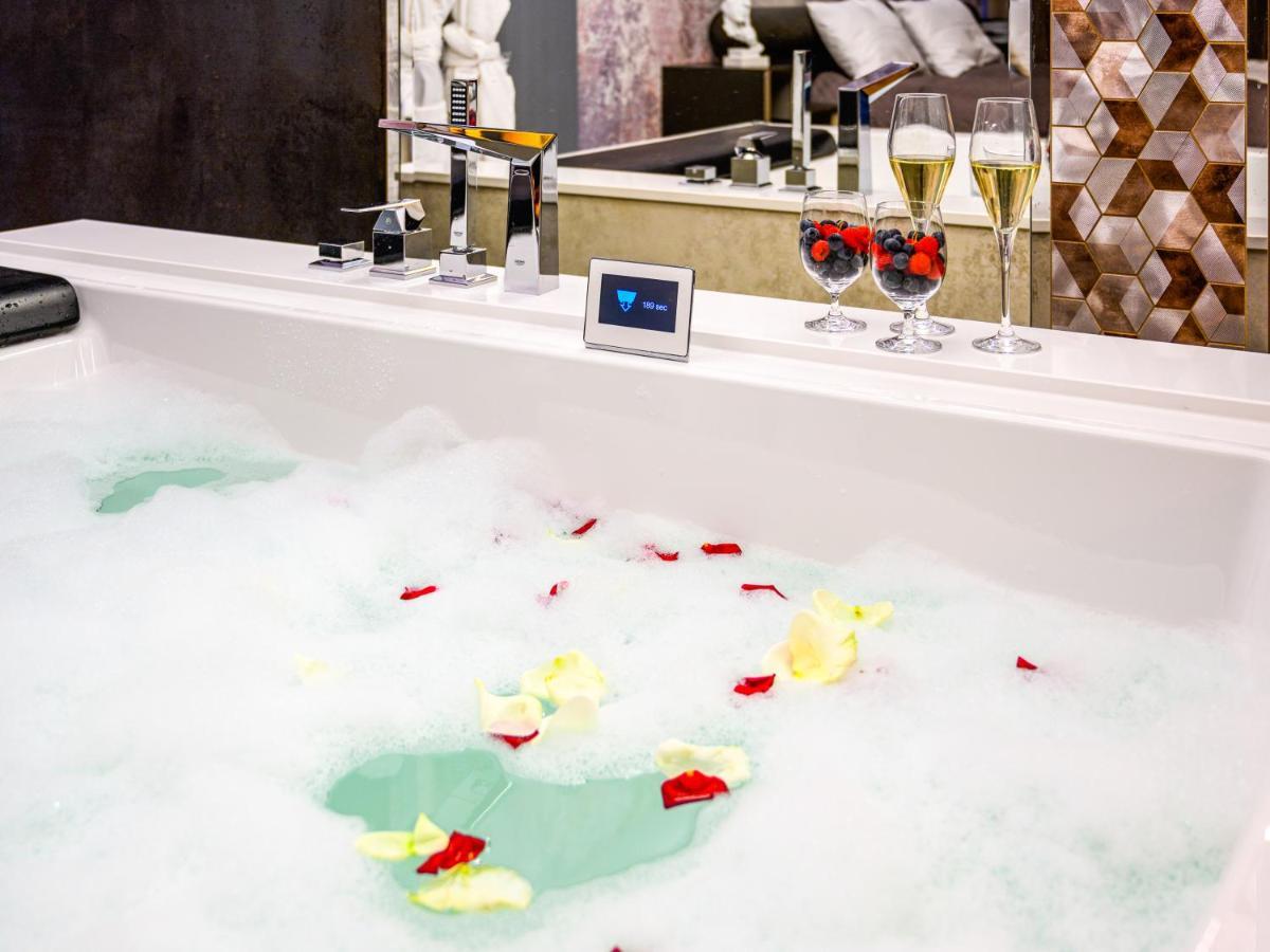 Pietryna Apartments Luxury - Sauna , Jacuzzi , Bezposrednio Przy Ul Piotrkowskiej Лодзь Экстерьер фото
